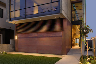 Ejemplo de fachada de casa marrón contemporánea de dos plantas con revestimientos combinados y tejado plano