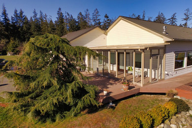 Mittelgroßes, Zweistöckiges Klassisches Einfamilienhaus mit Vinylfassade, weißer Fassadenfarbe, Walmdach und Blechdach in Seattle