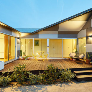 Idee per la villa grigia moderna a un piano con rivestimento in cemento, tetto a padiglione e copertura a scandole