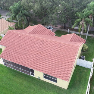 Mittelgroßes, Einstöckiges, Gelbes Klassisches Einfamilienhaus mit Putzfassade, Satteldach und Ziegeldach in Miami