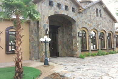 フェニックスにある地中海スタイルのおしゃれな家の外観の写真