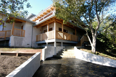Imagen de fachada de casa blanca tradicional renovada de tamaño medio de dos plantas con revestimiento de estuco