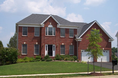 Exemple d'une grande façade de maison rouge chic en brique à un étage avec un toit à deux pans et un toit en shingle.