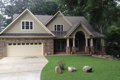 Mittelgroßes, Zweistöckiges Klassisches Einfamilienhaus mit Mix-Fassade, beiger Fassadenfarbe, Satteldach und Misch-Dachdeckung in Atlanta