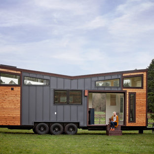 Modelo de fachada multicolor, contemporánea, de una planta, con revestimientos combinados