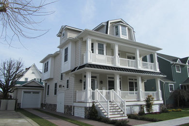 Imagen de fachada blanca tradicional grande de tres plantas con revestimientos combinados