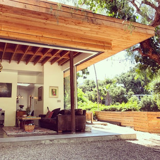 Foto de fachada de casa beige, ecléctica, pequeña, de dos plantas, con revestimiento de vidrio, tejado plano y tejado de varios materiales