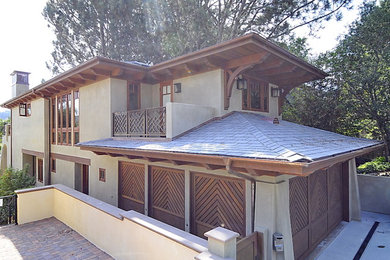 Diseño de fachada de casa verde exótica de tamaño medio de dos plantas con revestimiento de estuco, tejado a cuatro aguas y tejado de teja de madera