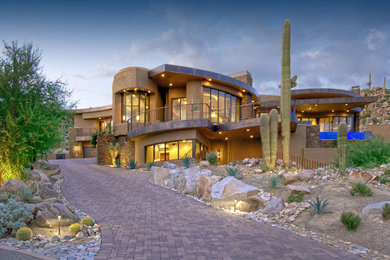 Großes, Zweistöckiges Modernes Einfamilienhaus mit Putzfassade, beiger Fassadenfarbe und Flachdach in Phoenix