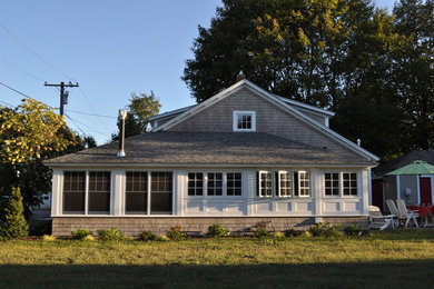 Cette photo montre une façade de maison chic en bois.