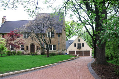 Foto de fachada de casa marrón clásica grande de dos plantas con revestimiento de ladrillo, tejado a dos aguas y tejado de teja de madera