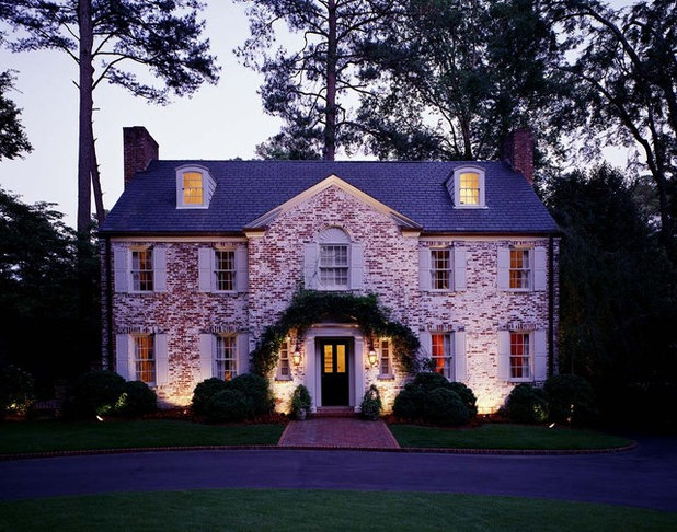 Klassisk Hus & facade by Outdoor Lighting Perspectives - Birmingham, AL