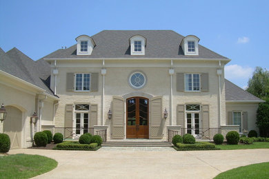 Imagen de fachada de casa blanca tradicional grande de tres plantas con revestimiento de piedra