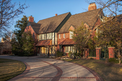 Ejemplo de fachada de casa roja clásica grande de dos plantas con revestimientos combinados, tejado a dos aguas y tejado de teja de madera