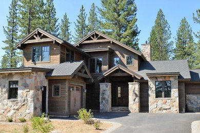 Zweistöckiges Uriges Einfamilienhaus mit Mix-Fassade, brauner Fassadenfarbe und Schindeldach in Sacramento