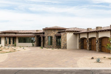 フェニックスにある巨大な地中海スタイルのおしゃれな家の外観 (混合材サイディング) の写真