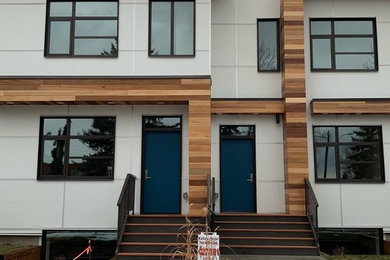Zweistöckige Moderne Doppelhaushälfte mit Faserzement-Fassade, weißer Fassadenfarbe und Flachdach in Edmonton