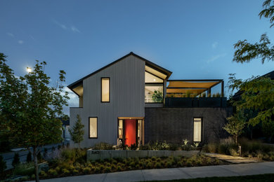 Idee per la facciata di una casa eclettica con rivestimento in legno