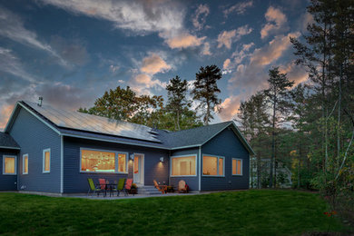 Ejemplo de fachada de casa azul contemporánea de tamaño medio de una planta con revestimiento de madera, tejado a dos aguas y tejado de teja de madera