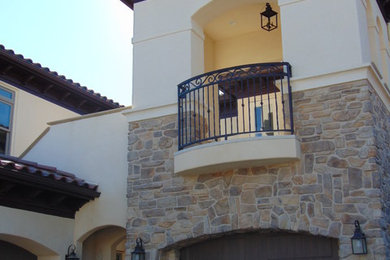Immagine della facciata di una casa a due piani con rivestimento in mattoni