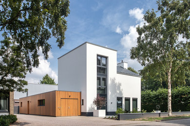Diseño de fachada de casa blanca actual con tejado de metal