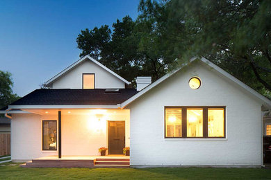 Modelo de fachada blanca contemporánea de tamaño medio de dos plantas con tejado a dos aguas