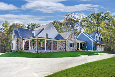 Foto de fachada de casa azul tradicional renovada grande de dos plantas con revestimientos combinados, tejado de teja de barro y tejado a dos aguas