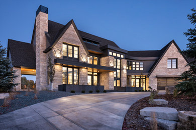 他の地域にあるラグジュアリーな巨大なトランジショナルスタイルのおしゃれな家の外観 (混合材サイディング、混合材屋根) の写真