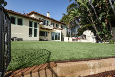 Mittelgroßes, Zweistöckiges Klassisches Einfamilienhaus mit Putzfassade, beiger Fassadenfarbe, Walmdach und Ziegeldach in Los Angeles