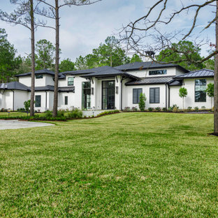 Großes, Zweistöckiges, Weißes Klassisches Einfamilienhaus mit gestrichenen Ziegeln und Schindeldach in Houston