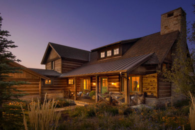 Cette photo montre une façade de maison marron montagne de taille moyenne et à un étage avec un revêtement mixte, un toit à deux pans et un toit mixte.
