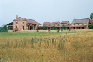 Foto de fachada de estilo de casa de campo grande de dos plantas con revestimientos combinados