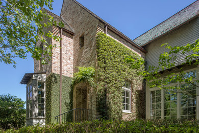 Großes, Zweistöckiges Rustikales Einfamilienhaus mit Mix-Fassade, grauer Fassadenfarbe, Satteldach und Schindeldach in Houston