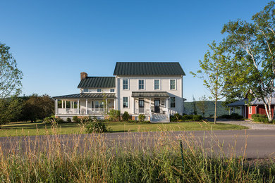 Foto de fachada blanca de estilo de casa de campo grande de dos plantas con revestimiento de madera y tejado de un solo tendido