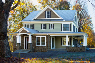 Foto de fachada verde rural de tamaño medio de tres plantas con revestimientos combinados y tejado a dos aguas