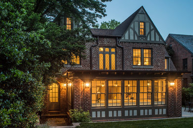ワシントンD.C.にある高級な中くらいなトラディショナルスタイルのおしゃれな家の外観 (レンガサイディング) の写真