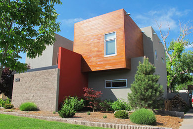 Imagen de fachada gris actual grande de dos plantas con revestimientos combinados y tejado plano