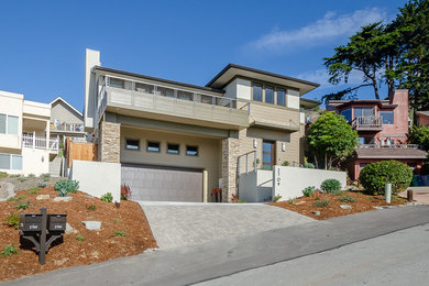 Großes, Zweistöckiges Rustikales Einfamilienhaus mit Mix-Fassade, beiger Fassadenfarbe, Flachdach und Misch-Dachdeckung in San Luis Obispo