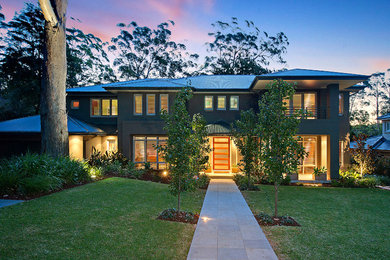 Стильный дизайн: большой, двухэтажный, серый дом в современном стиле с облицовкой из цементной штукатурки и вальмовой крышей - последний тренд