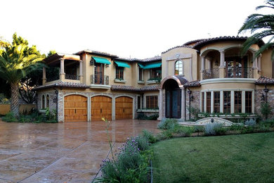 Diseño de fachada de casa beige actual extra grande de dos plantas con revestimientos combinados y tejado de teja de madera