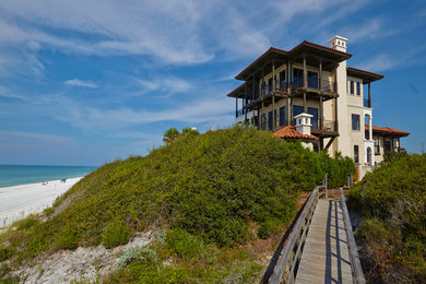 マイアミにある地中海スタイルのおしゃれな家の外観の写真