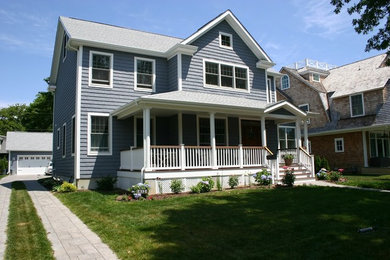 Exemple d'une grande façade de maison bleue chic en bois à un étage avec un toit à deux pans.