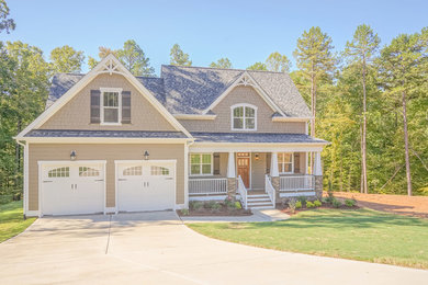 Mittelgroßes, Zweistöckiges Rustikales Einfamilienhaus mit Faserzement-Fassade, brauner Fassadenfarbe, Satteldach und Schindeldach in Raleigh