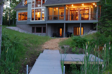 Diseño de fachada gris clásica de tamaño medio de tres plantas con revestimiento de vinilo y tejado a dos aguas