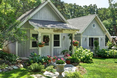Foto de fachada gris de estilo de casa de campo pequeña de una planta con revestimiento de madera