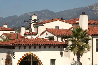 Foto de fachada de casa blanca mediterránea grande de dos plantas con revestimiento de estuco, tejado a dos aguas y tejado de teja de barro