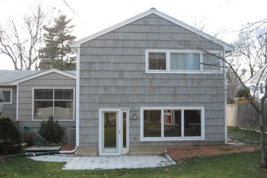 Стильный дизайн: двухэтажный, деревянный, серый частный загородный дом среднего размера в классическом стиле с двускатной крышей и крышей из гибкой черепицы - последний тренд