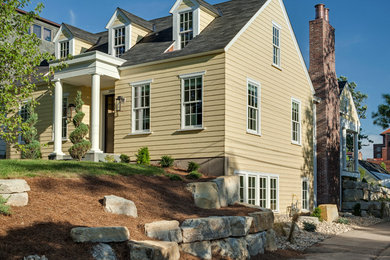 Große, Einstöckige Klassische Holzfassade Haus mit gelber Fassadenfarbe in Minneapolis