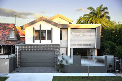 Diseño de fachada de casa blanca minimalista pequeña de dos plantas con revestimiento de metal, tejado a dos aguas y tejado de metal