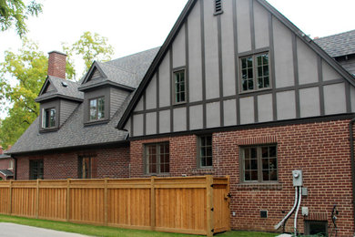 Imagen de fachada de casa de dos plantas con revestimiento de ladrillo